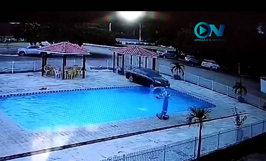Carro desgovernado invade hotel e cai na piscina